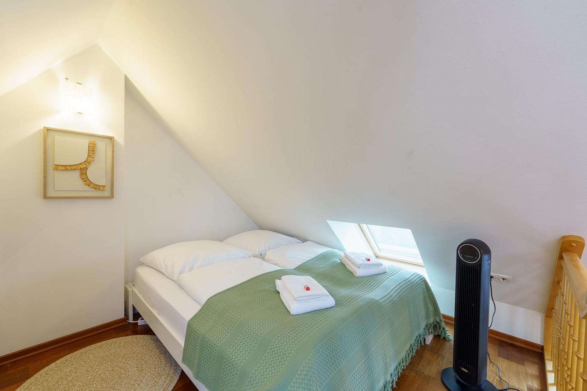 Apartment Maisonette Am Holstentor Mit Dachterrasse Und Heimkino Lubeck