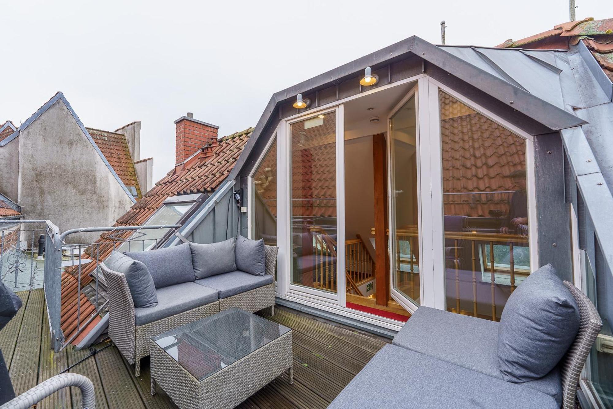 Apartment Maisonette Am Holstentor Mit Dachterrasse Und Heimkino Lubeck